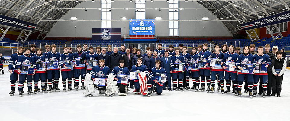 Выпускной собрал на одном льду всех воспитанников ДЮСШ «Нефтехимик»