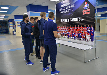 Игроки «Нефтехимика» почтили память команды «Локомотив»