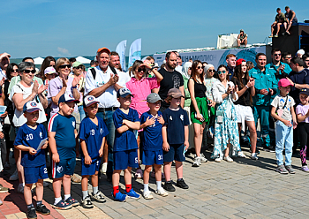 Young players from the Neftekhimik Hockey School participated in the release of sterlet fry into the Kama River