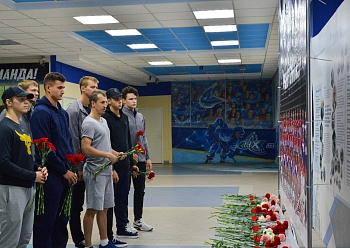 На «Нефтехим Арене» почтили память команды «Локомотив»