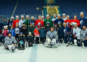 Young players of neighborhood hockey club "Shatlyk" visited the practice of "Neftekhimik"