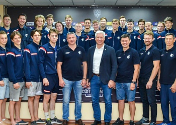 Генеральный директор ХК «Нефтехимик» И.В.Ларионов провел встречу с игроками и тренерами МХК «Реактор»