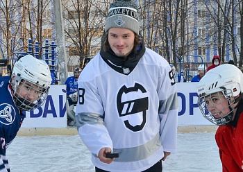 Холодный лед и горячие эмоции: «Нижнекамскнефтехим» провел турнир по дворовому хоккею 