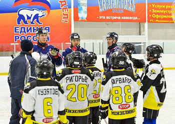«Neftekhimik» players held a master class for young hockey players in Menzelinsk 