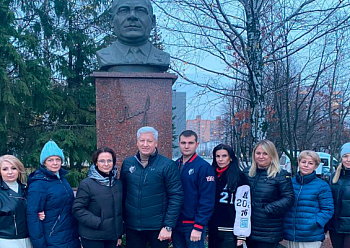 Neftekhimik organization staff laid flowers in front of the monument to N.V. Lemayev