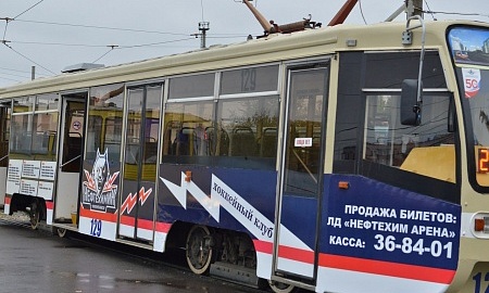 Дамир Шарипзянов и Дэн Секстон на акции в трамвае