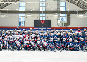 A gift from a champion: 100 hockey sticks from Mikhail Sergachev were presented to young hockey players of Neftekhimik Hockey School