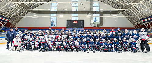 A gift from a champion: 100 hockey sticks from Mikhail Sergachev were presented to young hockey players of Neftekhimik Hockey School