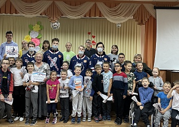 Neftekhimik players and Reaktor players visited «Nadezhda» Center