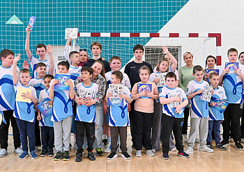 Hockey players visited young football players with special needs Hockey players visited young football players with special needs